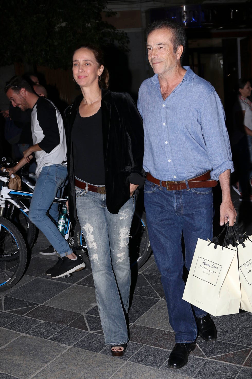 Jeans, Denim, Fashion, Leg, Event, Textile, Footwear, Trousers, T-shirt, Long hair, 