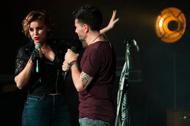 Performance, Entertainment, Music, Singer, Musician, Microphone, Music artist, Singing, Song, Performing arts, 
