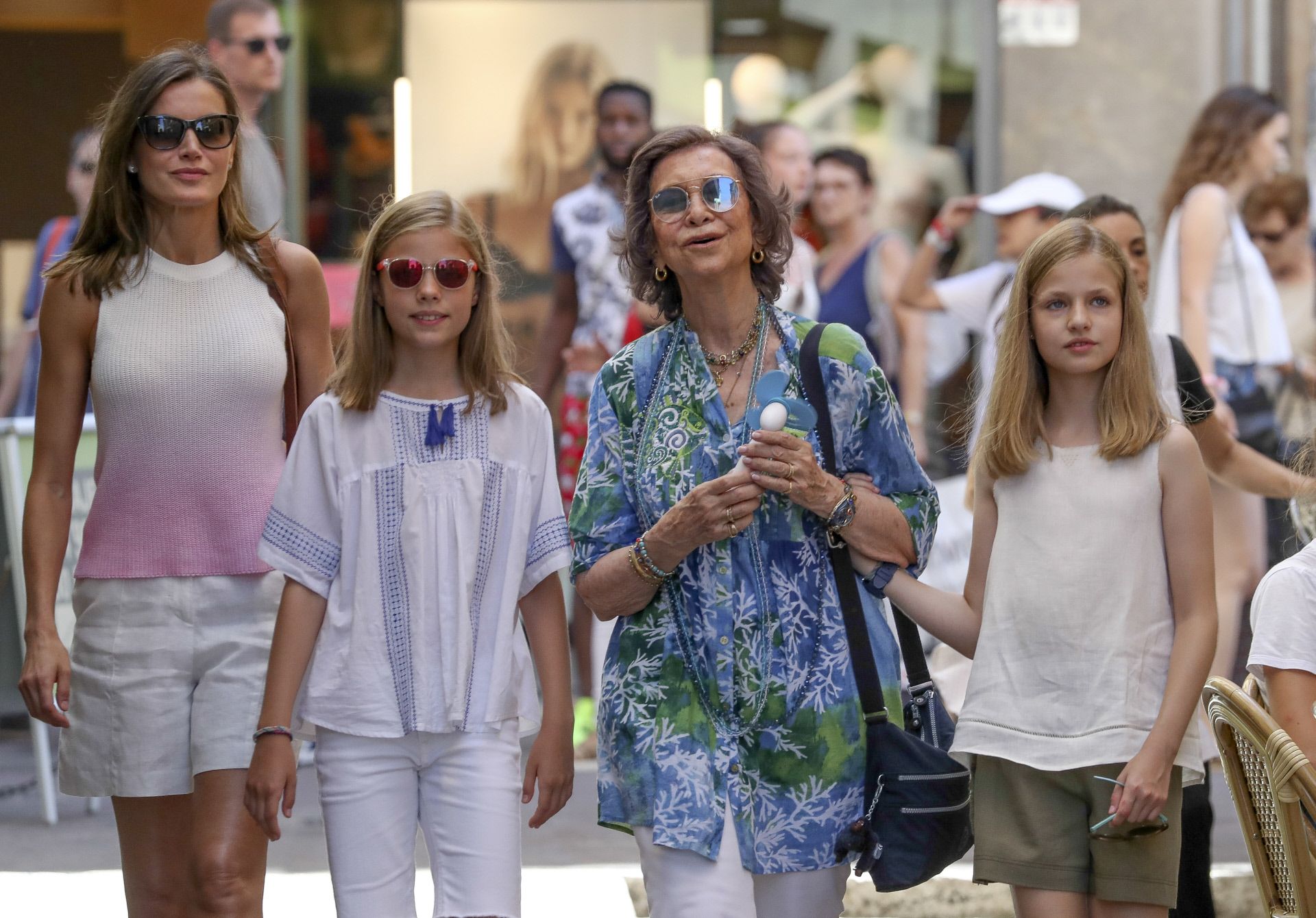 La Reina Letizia y sus hijas coinciden: las son el short estrella 2018 - looks de Letizia y sus hijas en Palma de