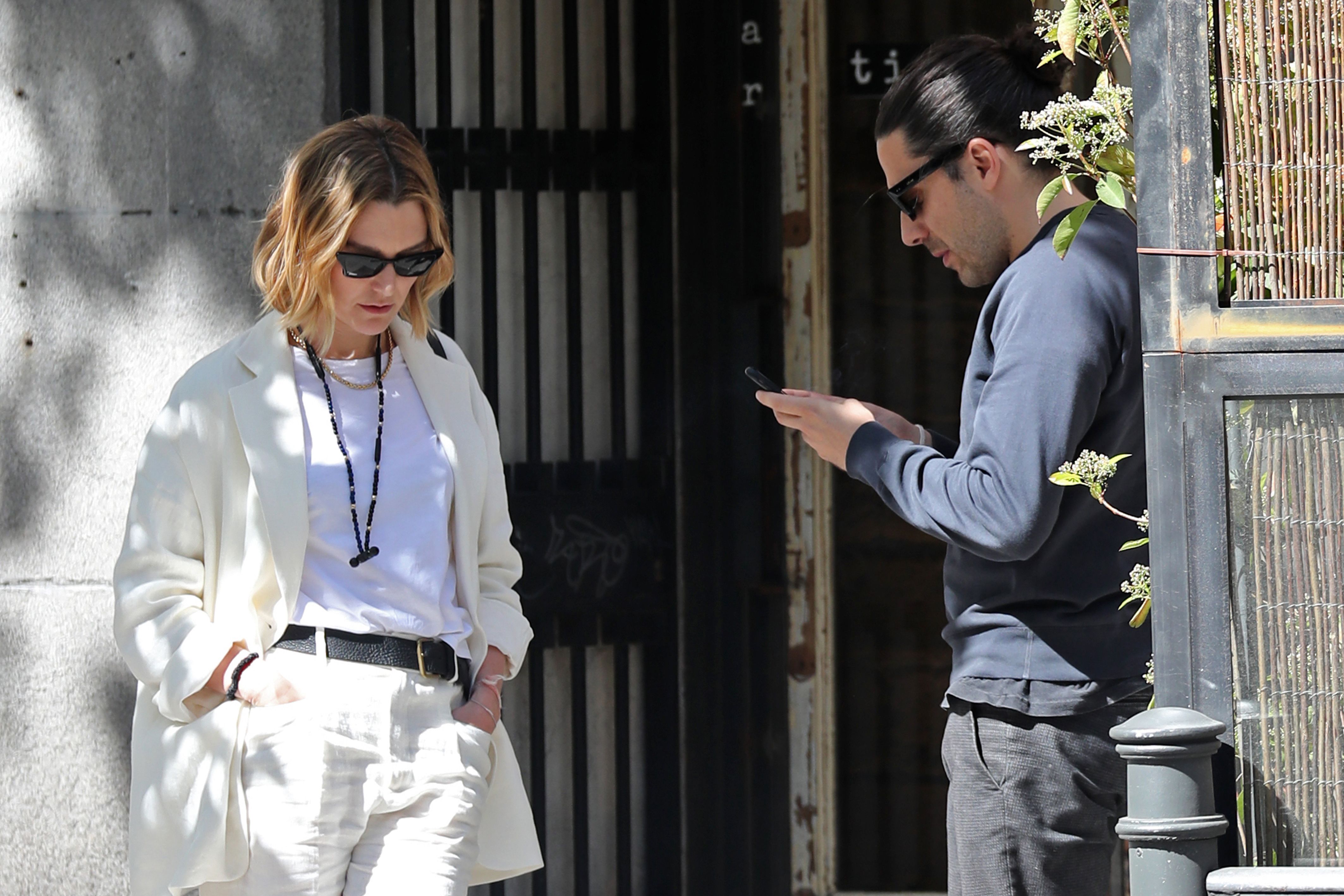 El look de Marta Ortega con Converse negras y traje blanco que