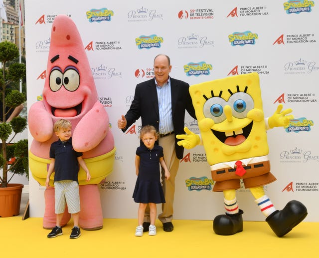 Alberto de Mónaco y sus hijos con Bob Esponja y Patricio