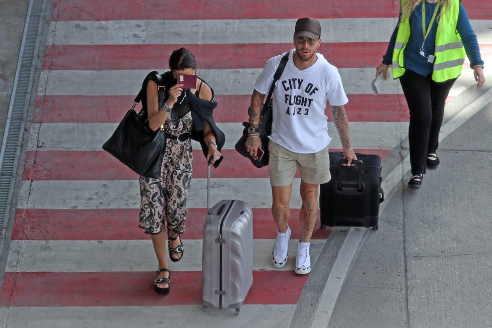 Pilar Rubio y Sergio Ramos abandonan el aeropuerto en su llegada a Madrid tras su luna de miel. 