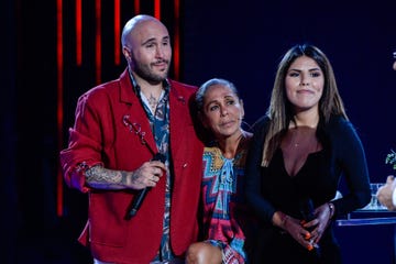 isa pantoja con su madre y su hermano