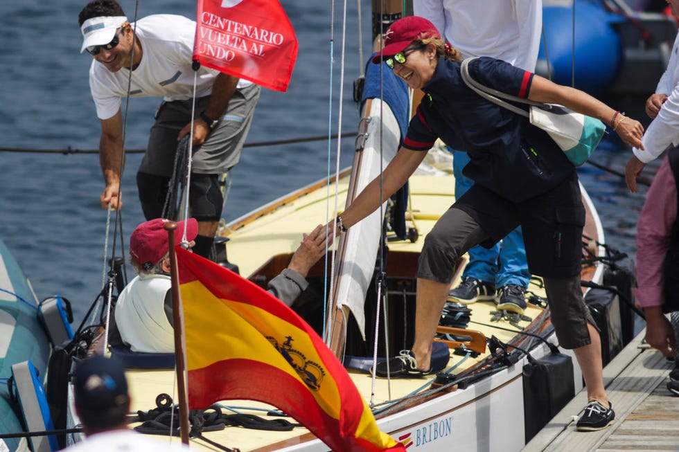 Infanta Elena saluda al Rey don juan carlos en las regatas de Sanxenxo