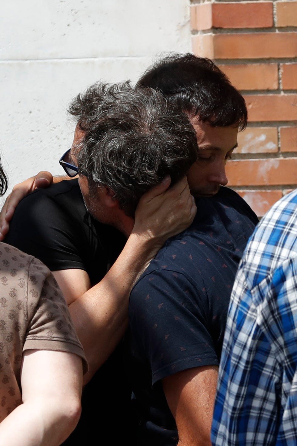 Héctor Gómez y Daniel Guzmán, en el funeral de Eduardo Gómez