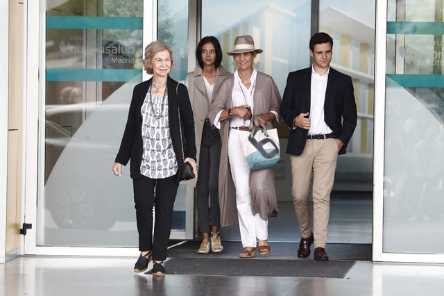 Infanta Elena, doña Sofía, Victoria Federica y Froilán visitan a don Juan Carlos en el hospital.