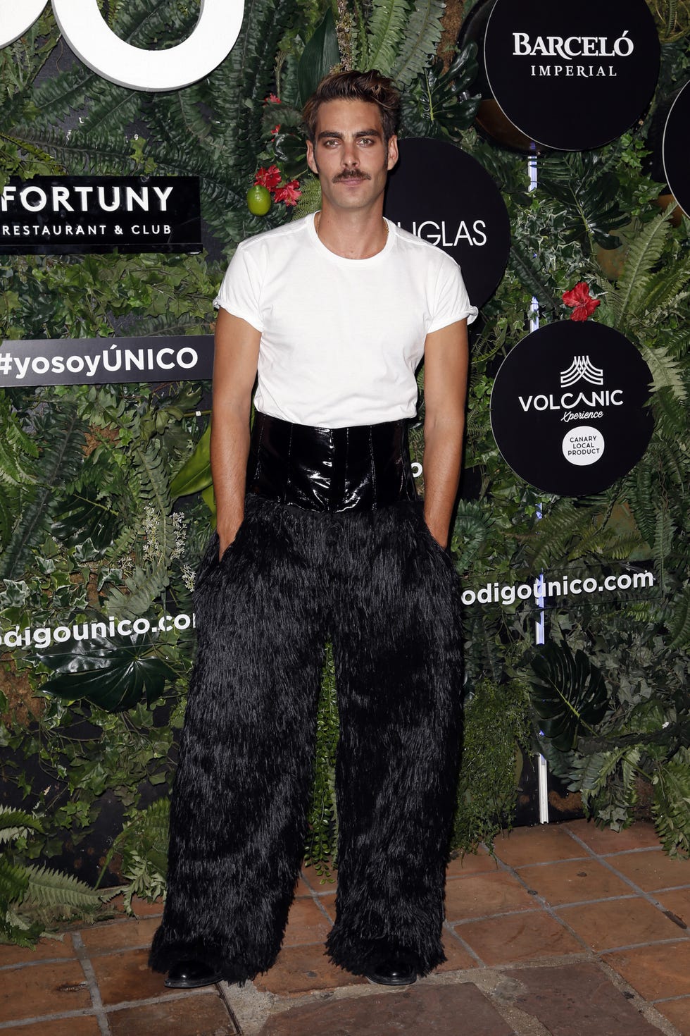 Jon Kortajarena recibe el premio Hombre Único