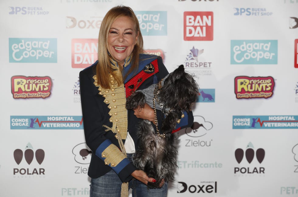Ana Obregón acompañando a su hijo