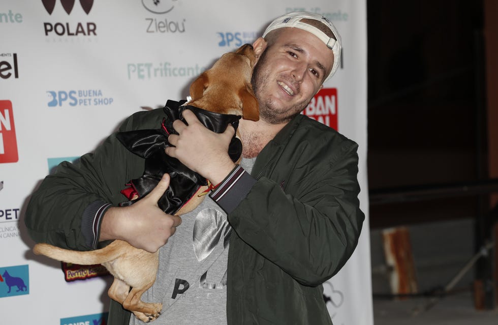 Aless Lequio disfrutando de la fiesta con su perro