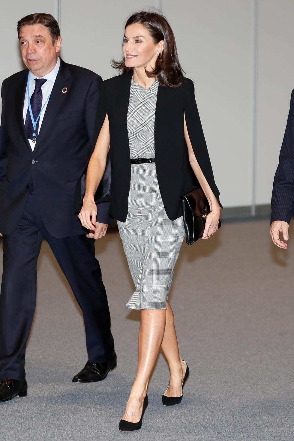La Reina Letizia vuelve a apostar por su capa más viral de Zara