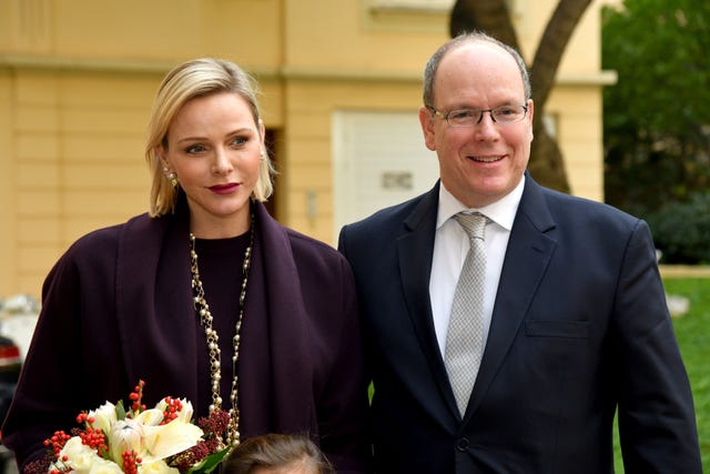 Alberto y Charlene ejercen de papás noeles