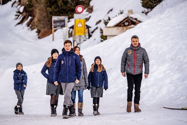Federico y Mary de Dinamarca posan con sus hijos en el internado