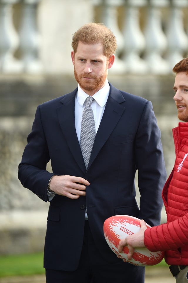 Harry reaparece sin Meghan