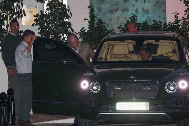 Juan Carlos y la infanta Elena visitan a Simoneta Gómez-Acebo en el hospital