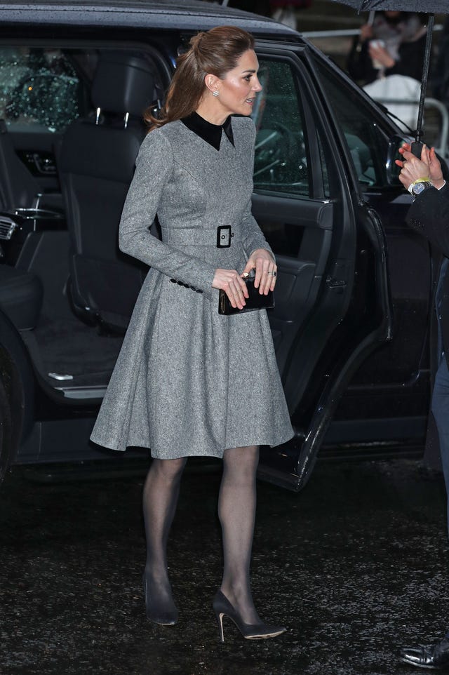 Kate Middleton tiene el vestido gris que todas quieren copiar
