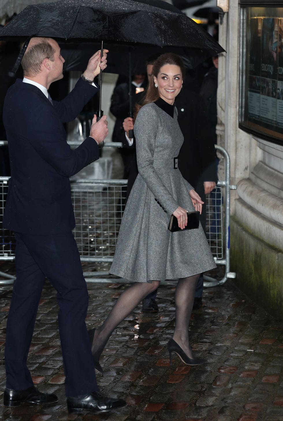 Kate Middleton tiene el vestido gris que todas quieren copiar