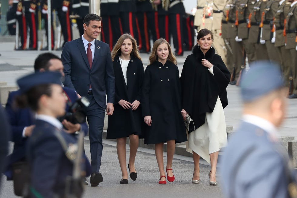 La Reina Letizia con sus hijas y el presidente Pedro Sánchez a su llegada al Congreso