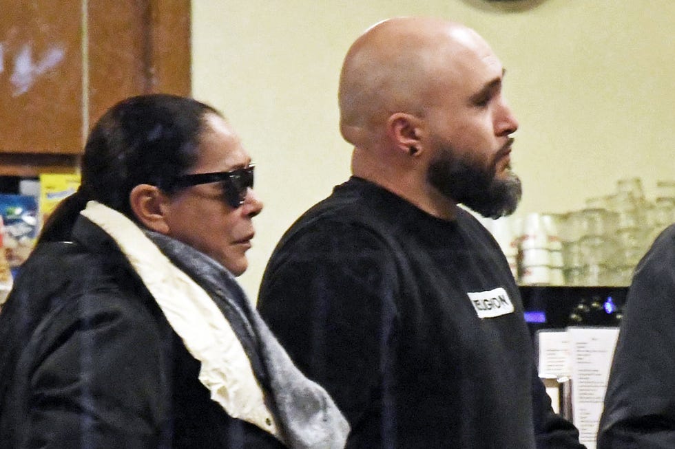 KIKO RIVERA E ISABEL PANTOJA ARROPAN A IRENE ROSALES TRAS LA MUERTE DE SU MADRE