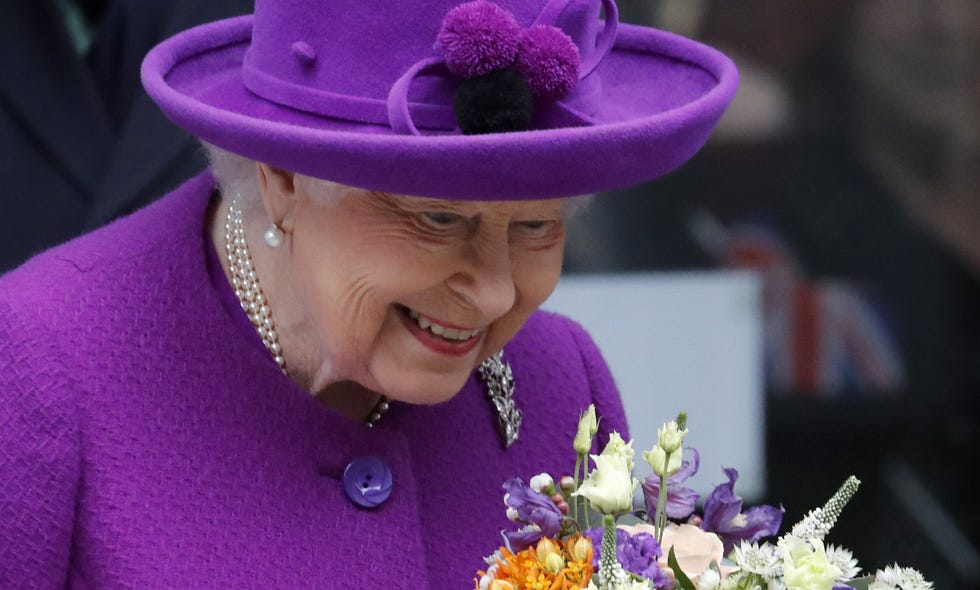 Isabel II pide a los británicos unidad ante "incertidumbre" por coronavirus