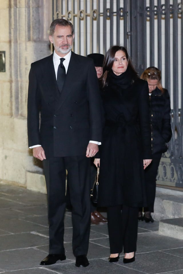 Don Felipe y doña Letizia arropan a la familia de Plácido Arango