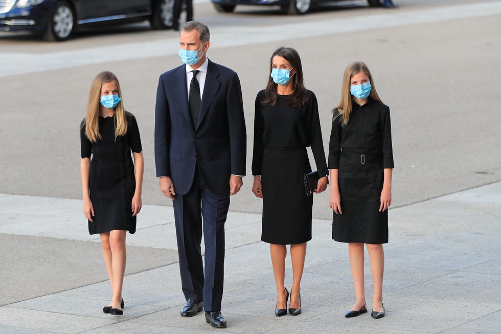 felipe y letizia junto a sus hijas leonor y sofía llegando a la misa funeral en memoria de las víctimas del covid 19