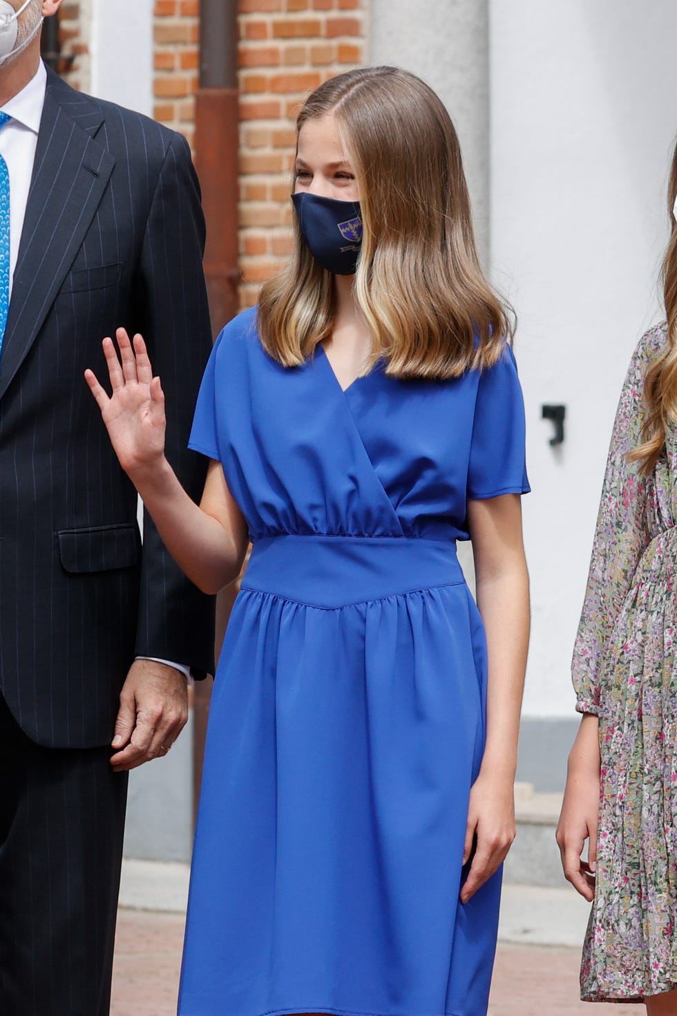 la hija mayor de los reyes saluda frente a la iglesia en la que se ha confirmado