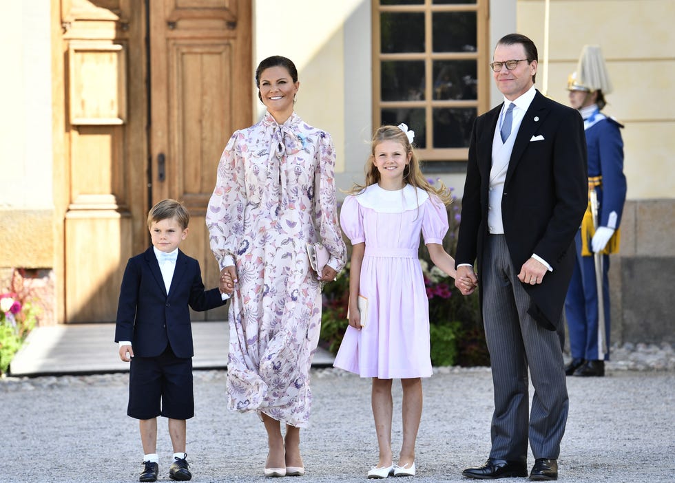 princesa victoria y daniel de suecia con sus hijos oscar, estelle