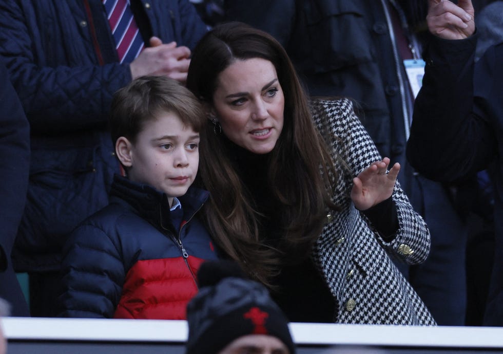 duques de cambridge y príncipe george en un partido de rugby en londres