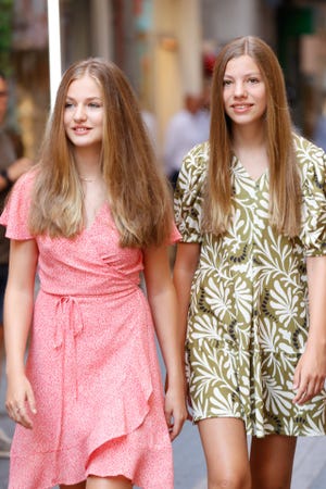 la princesa leonor y la infanta sofía, looks de verano con vestidos estampados en mallorca