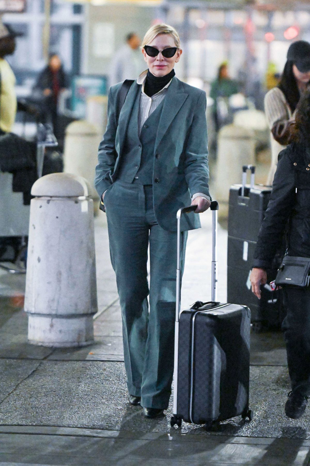 cate blanchett con traje de mango en el aeropuerto