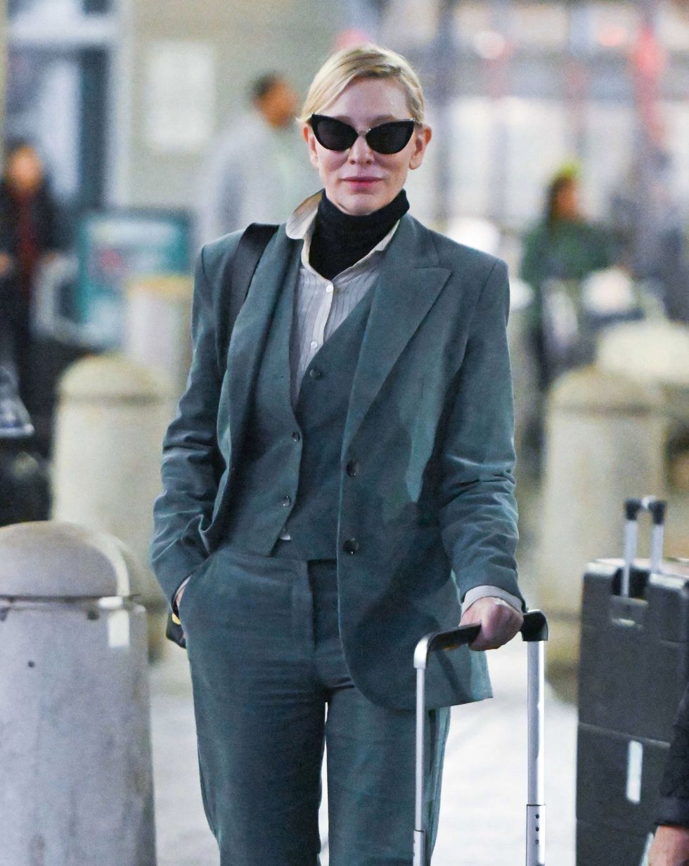 cate blanchett con traje en el aeropuerto