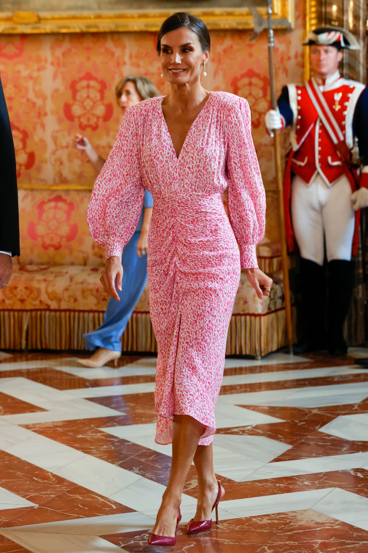 La Reina Letizia Deslumbra Con Un Vestido Rosa Drapeado De Firma Española