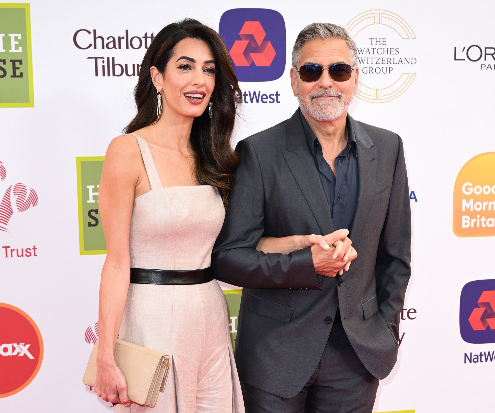 El sutil pero romántico gesto de George Clooney con su esposa Amal frente a las cámaras imagen