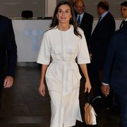 la reina letizia repite el vestido midi marfil de massimo dutti