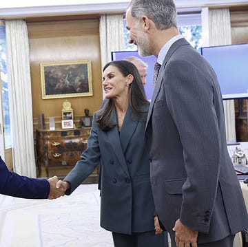 reina letizia traje corte masculino