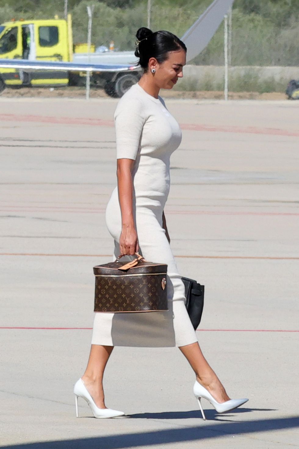 El 'look' de Georgina para volar en jet: camisa de Louis Vuitton