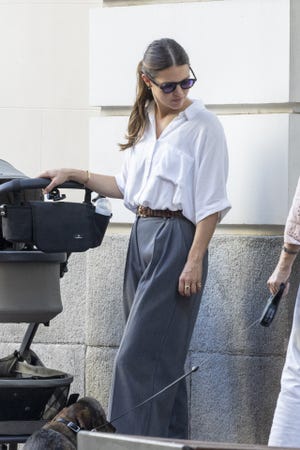 isabelle junot con pantalón ancho gris