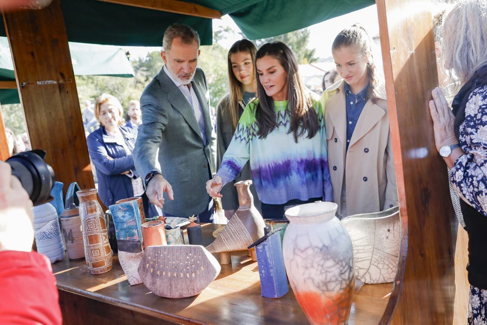 rey felipe y reina letizia princesa leonor infanta sofia en arroes