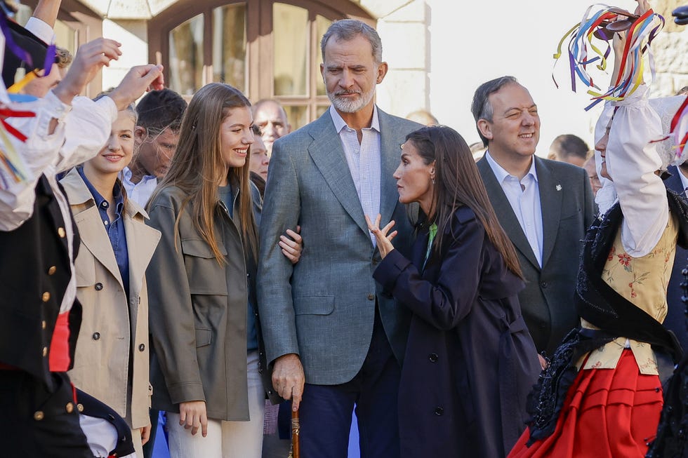 princesa leonor, infanta sofia, rey felipe vi y reina letizia pueblo ejemplar arroes