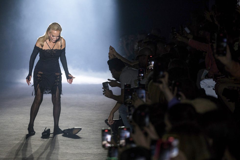 carmen lomana desfila en la barcelona 080 como modelo con pérdida de tacón incluida