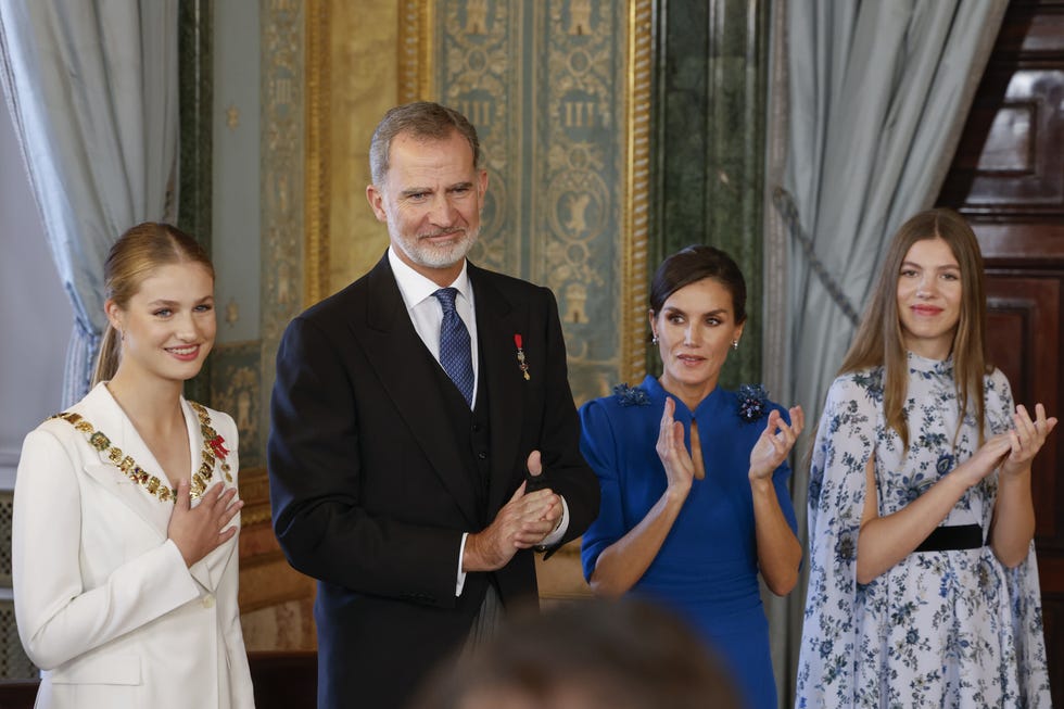 la princesa leonor recibe el aplauso de sus padres, los reyes felipe y letizia, su hermana, la infanta sofia