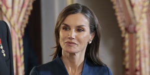 reina letizia vestido maldición joyas