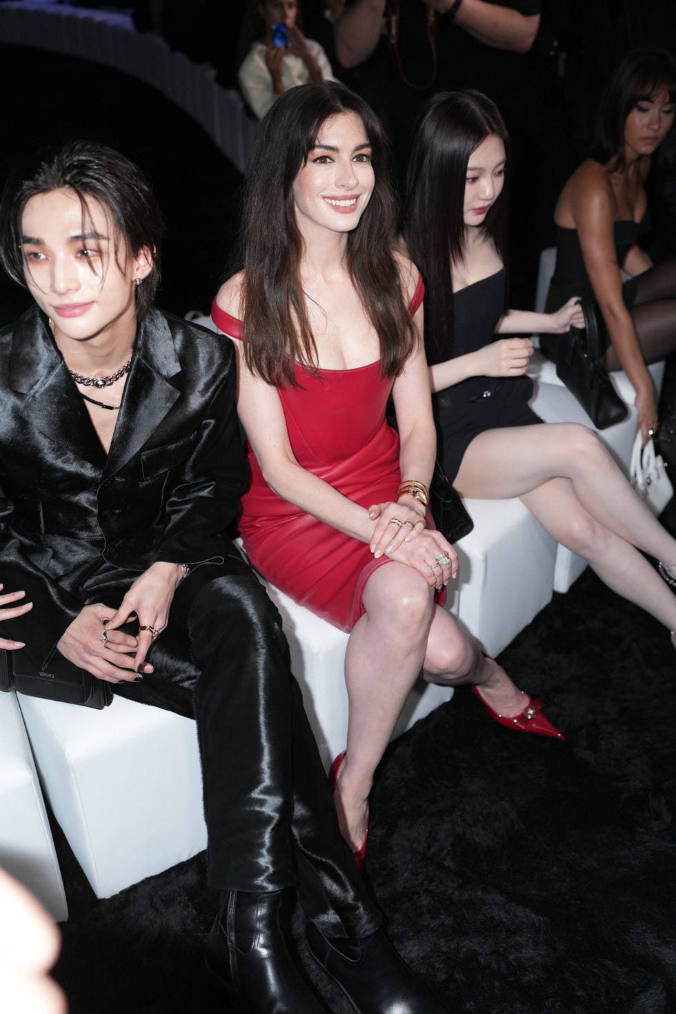 aitana y anne hathaway en versace