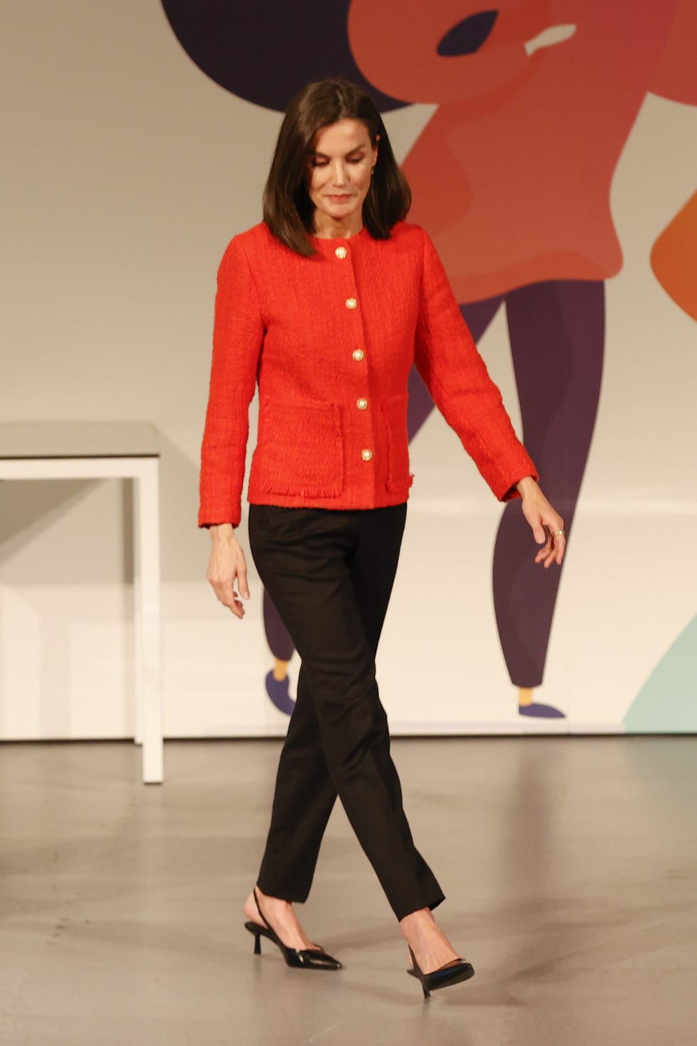 reina letizia chaqueta solidaria roja