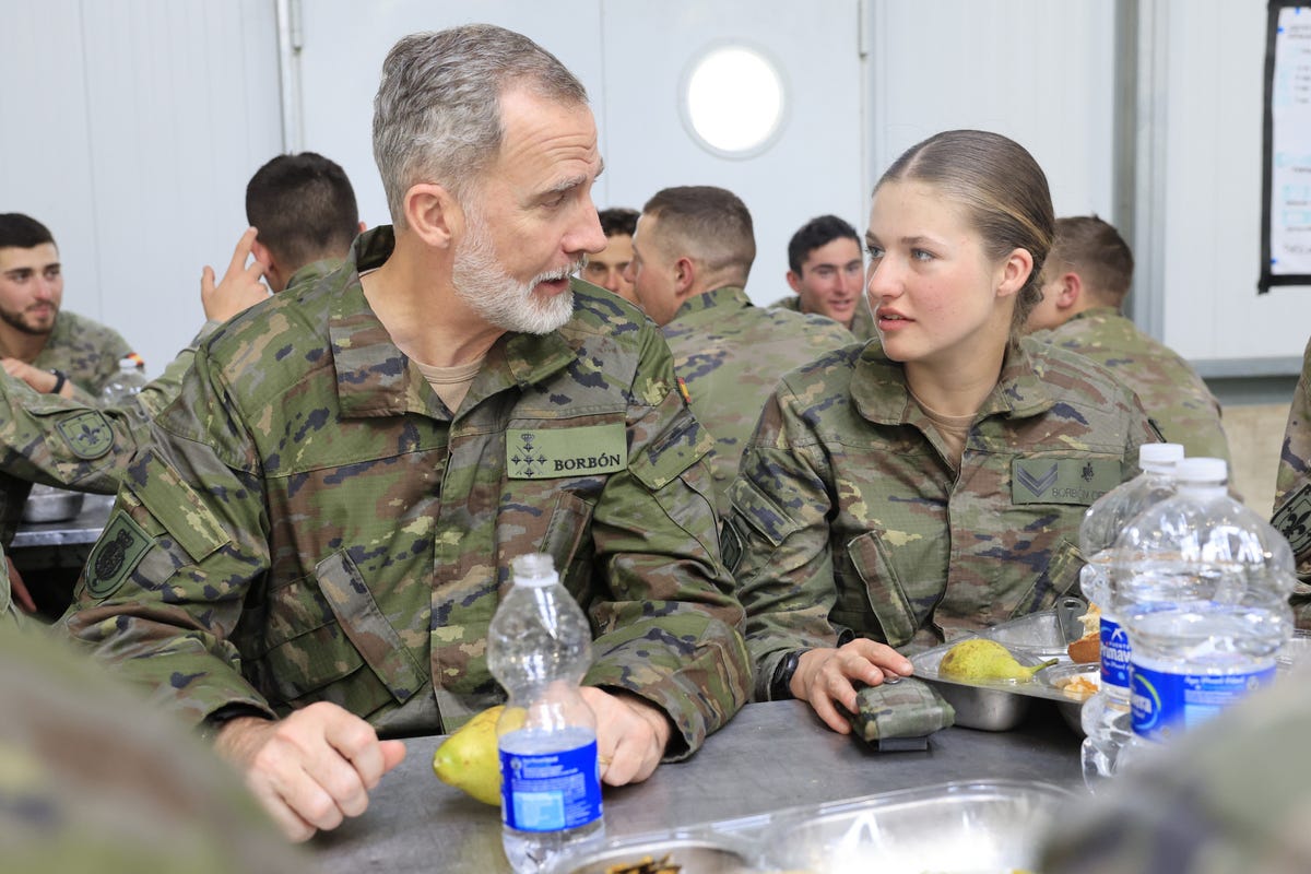 Las primeras imágenes de la princesa Leonor y el rey Felipe VI juntos en la  Academia Militar de Zaragoza