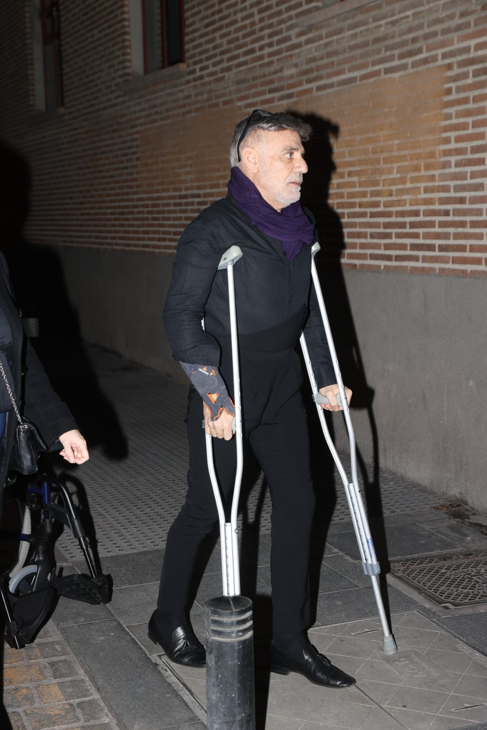 joaquin torres, con muletas en el funeral de su madre