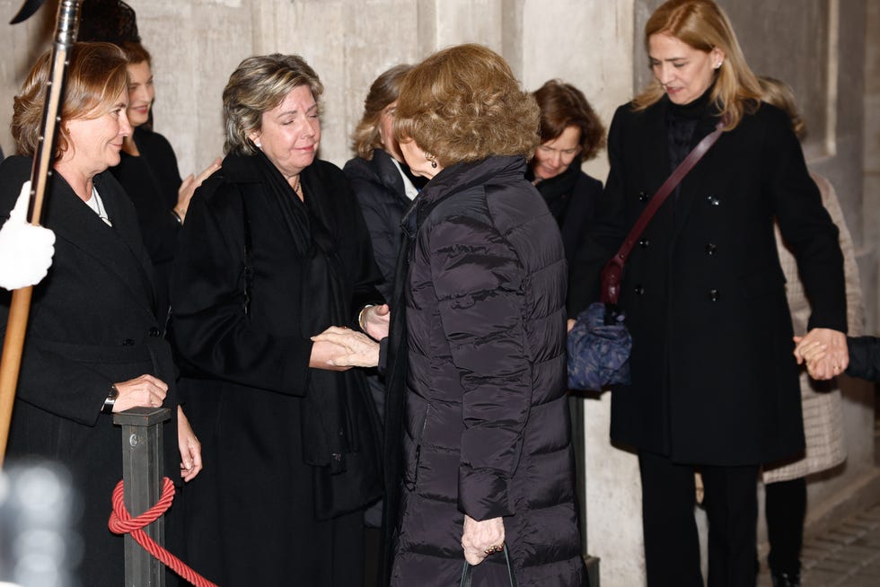reina sofia e infanta cristina saludan a simoneta gomez acebo