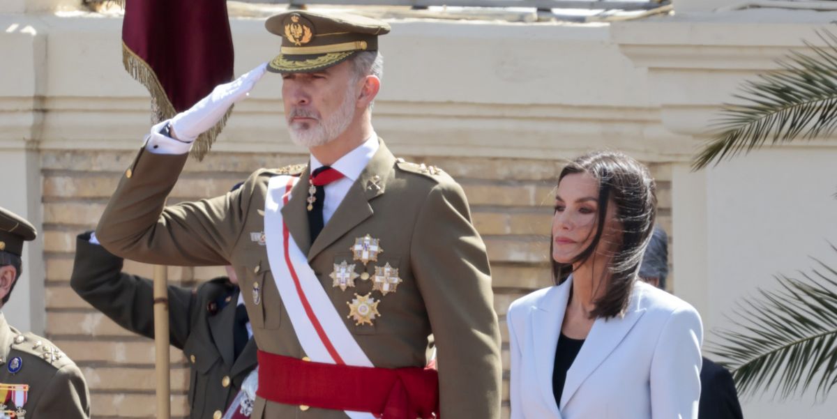La reina Letizia estrena un traje blanco entallado durante el rencuentro con la princesa Leonor en la jura de la bandera del rey Felipe