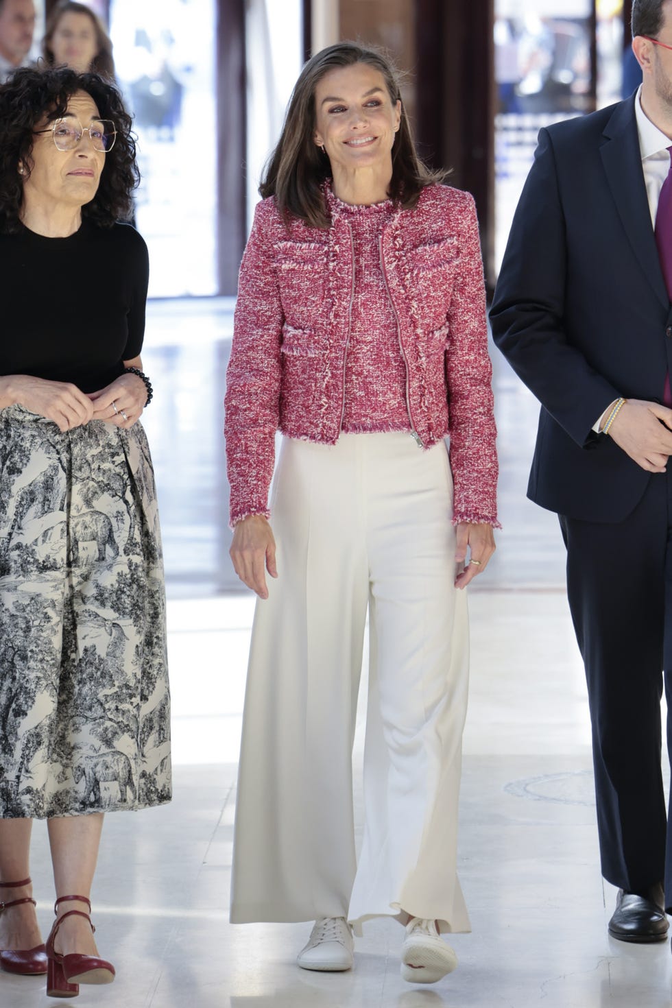 reina letizia pantalon blanco zapatillas