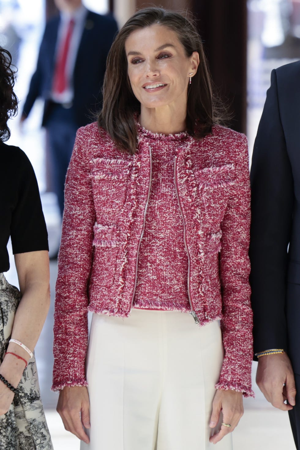 reina letizia pantalon blanco zapatillas